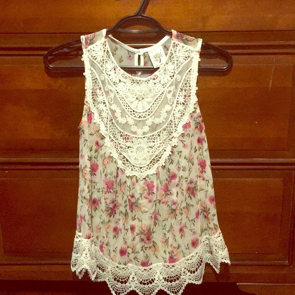 This flowered shirt for 10$ 🦋 size: S (no rips)